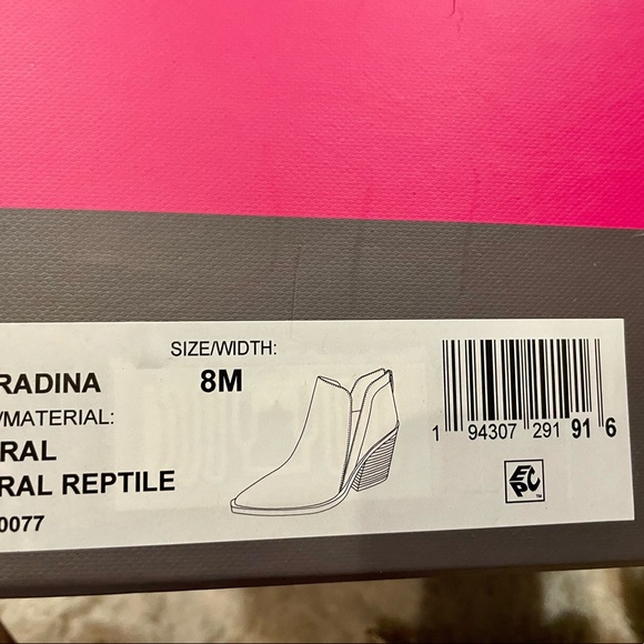 Vince Camuto Gradina python snakeskin booties women’s size 8 brand new in box - Picture 5 of 8